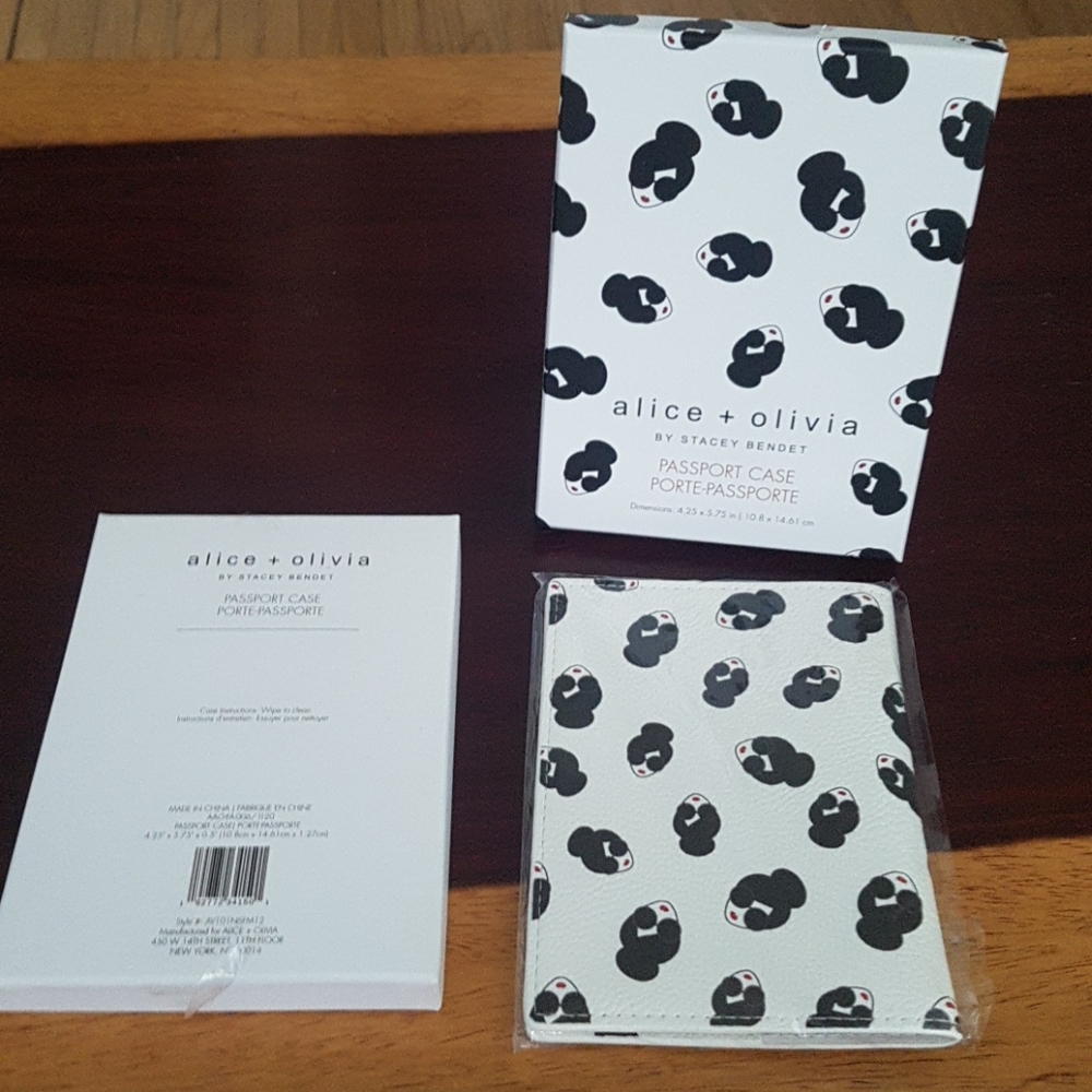 NEW Alice and Olivia Passport Case